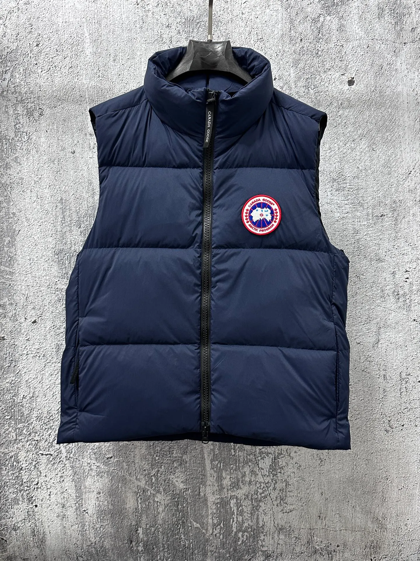 P560 【CANADA GOOSE】Lawrence Men's Down Vest The Lawrence down vest features a durable shell and quilted body, making it a must-have item for all seasons. It's made from sustainable Enduraluxe fabric, which has a durable soft touch. The Lawrence features a thoughtfully designed down-filled collar to block strong winds, a two-way zipper and a longer rear hem. Size: XS-XXL